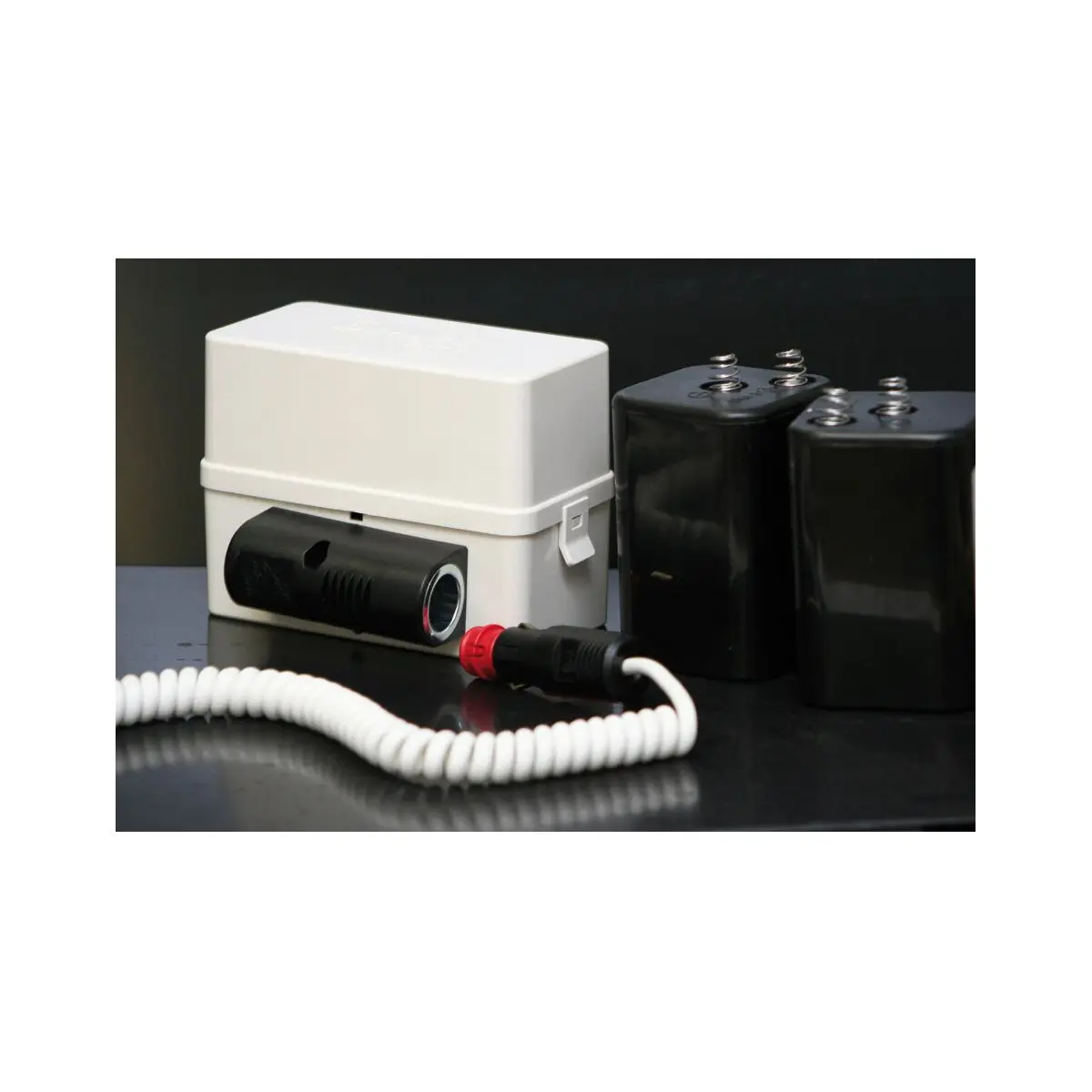 Cutie baterie cu priza de 12 V - 14,5 x 11 x 11 cm