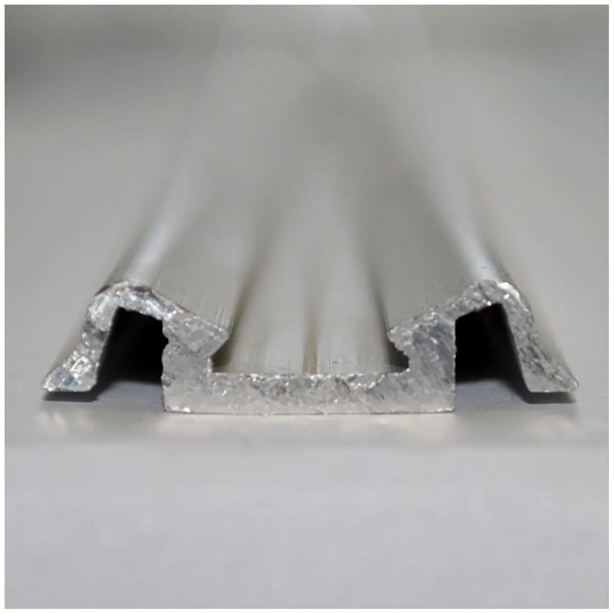 Friză/bandă centrală - argintie cu o canelură pentru umpluturi în bandă