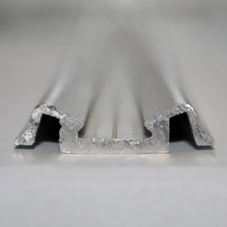 Friză/bandă centrală - argintie cu o canelură pentru umpluturi în bandă